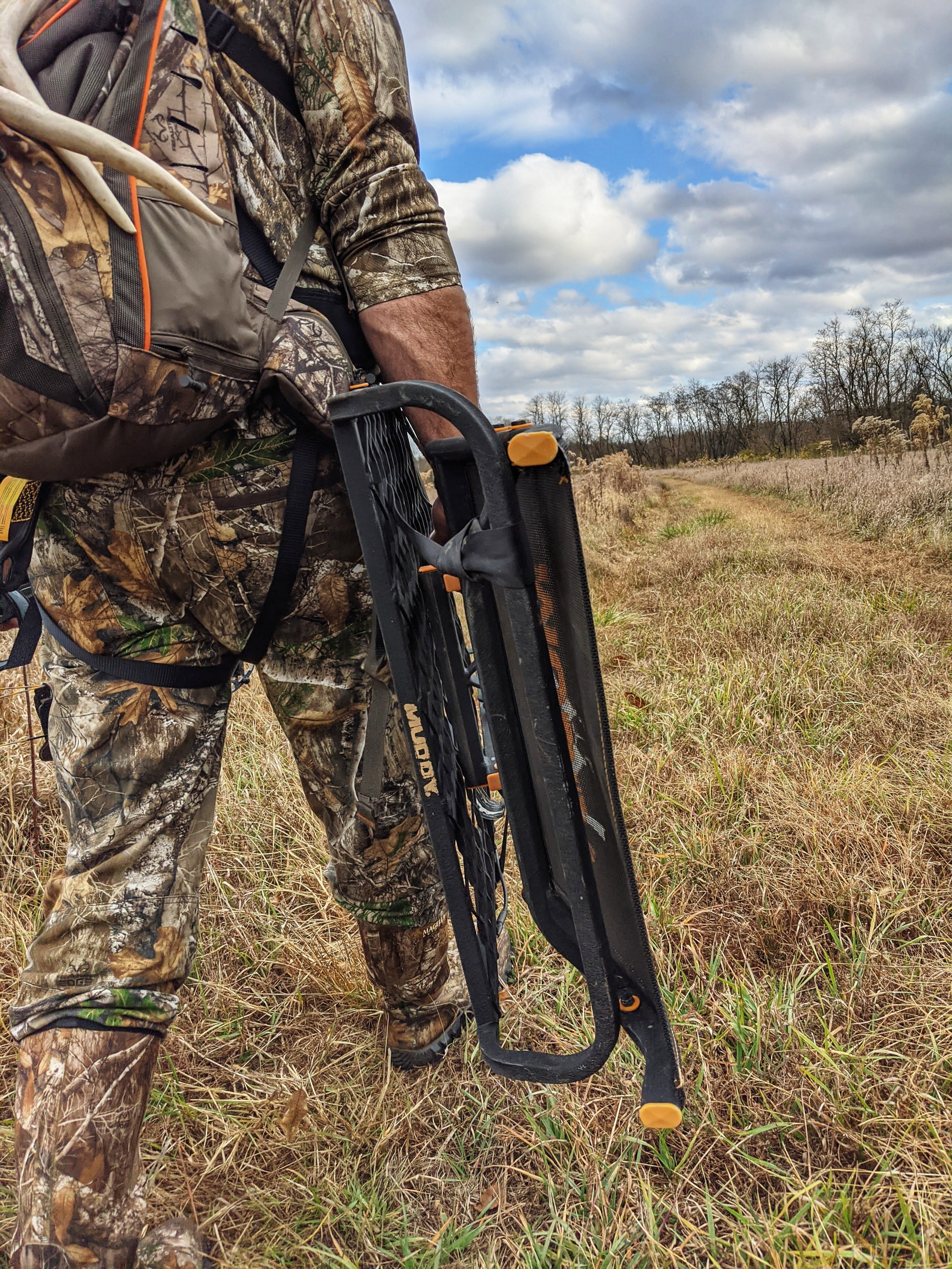 MUDDY Boss XL Hang-on, Durable Weather-Resistant Outdoor Hunting Tree Stand, Wide Stance Platform with Fixed Footrest & Flip-Back Flex-Tek Seat, 300 Pound Maximum Capacity