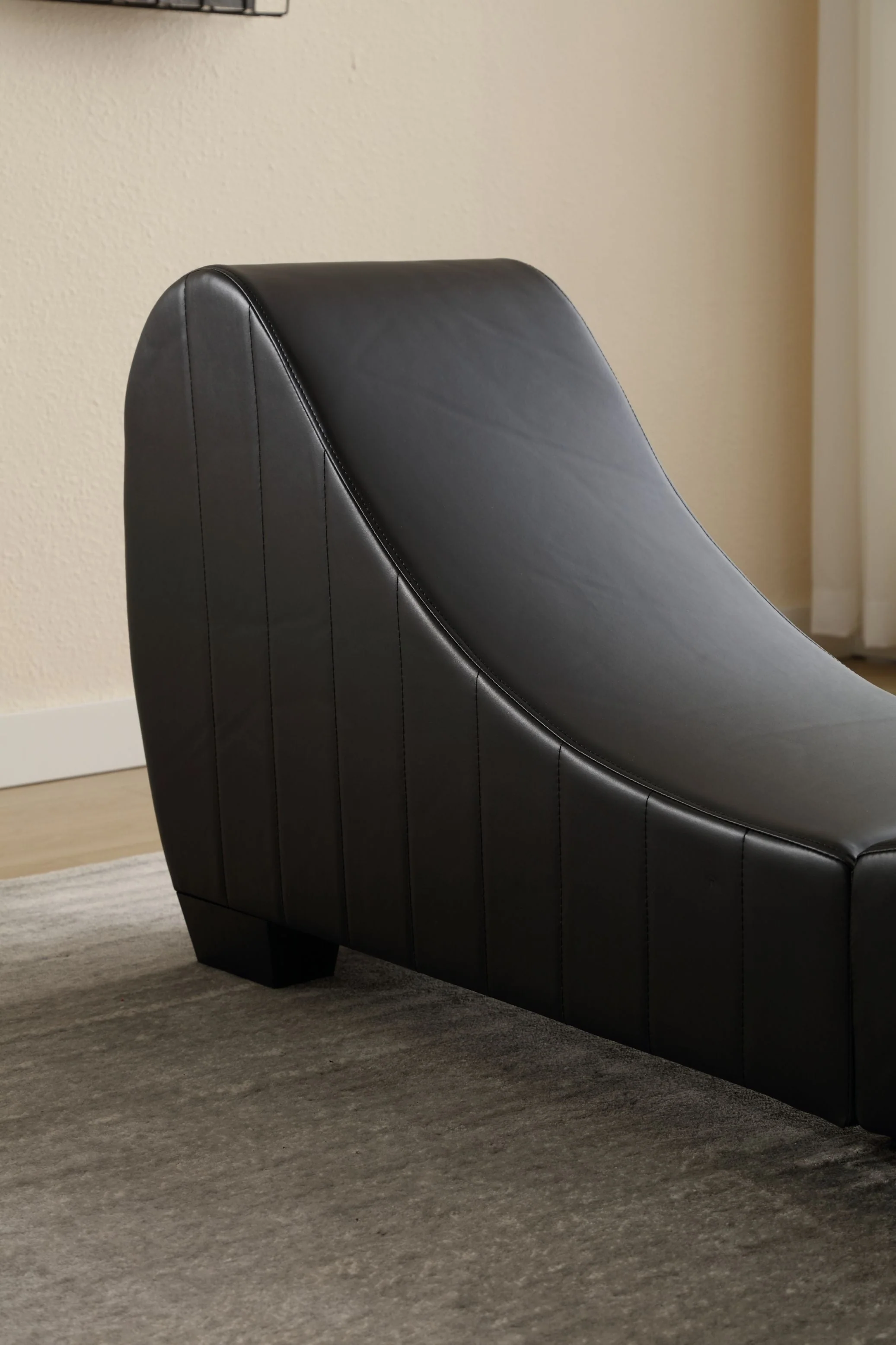 PWOPWOE Yoga Chaise Lounge for Stretching & Relaxation Modern Faux Leather Curved Sofa, Modern Faux Leather Curved Sofa, Living Room Bedroom Accent